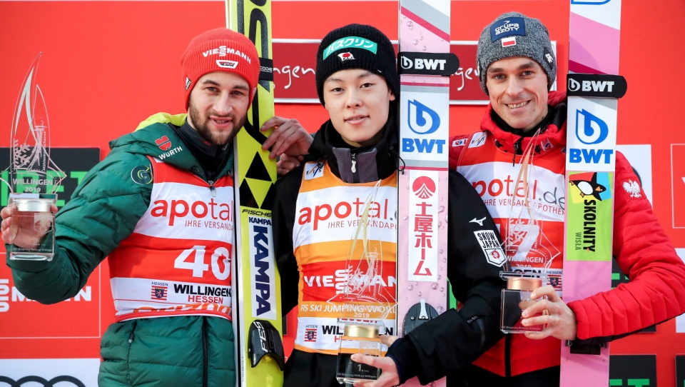 Czołowa trójka niedzielnego konkursu PŚ w Willingen. Od lewej drugi Markus Eisenbichler, triumfator Ryoyu Kobayashi i trzeci Piotr Żyła. Fot. PAP/EPA/FRIEDEMANN VOGEL