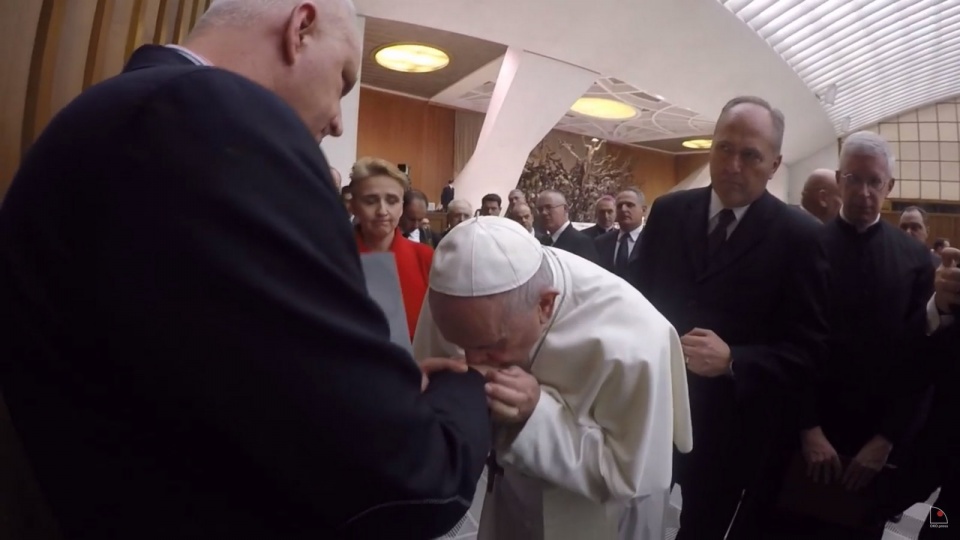 Papież Franciszek pocałował w rękę Marka Lisińskiego, prezesa fundacji „Nie lękajcie się”. Zrzut ekranu