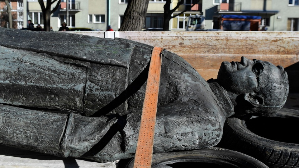 Przyczyną, dla której zrezygnowano z ponownego montażu pomnika, jest "bariera urzędnicza". Fot. PAP/Marcin Gadomski