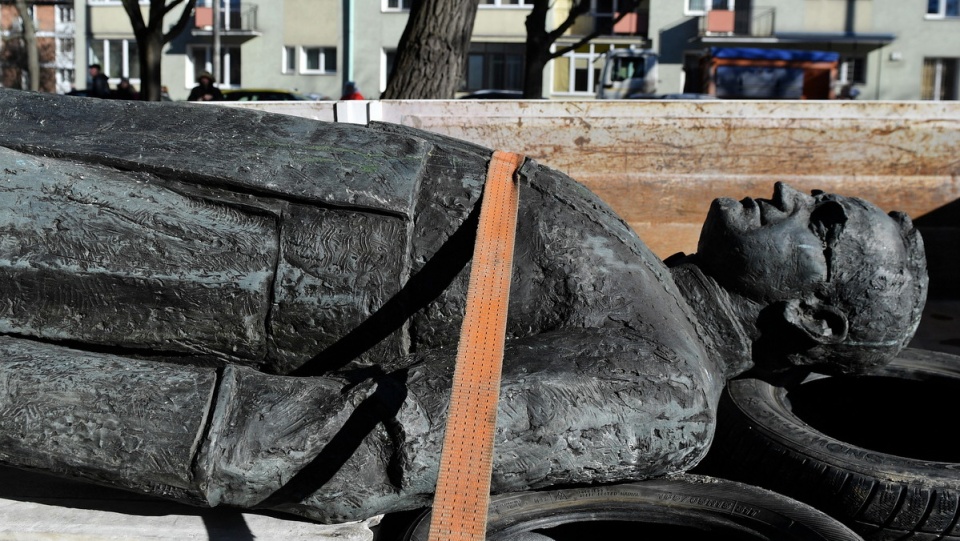 Przyczyną, dla której zrezygnowano z ponownego montażu pomnika, jest "bariera urzędnicza". Fot. PAP/Marcin Gadomski