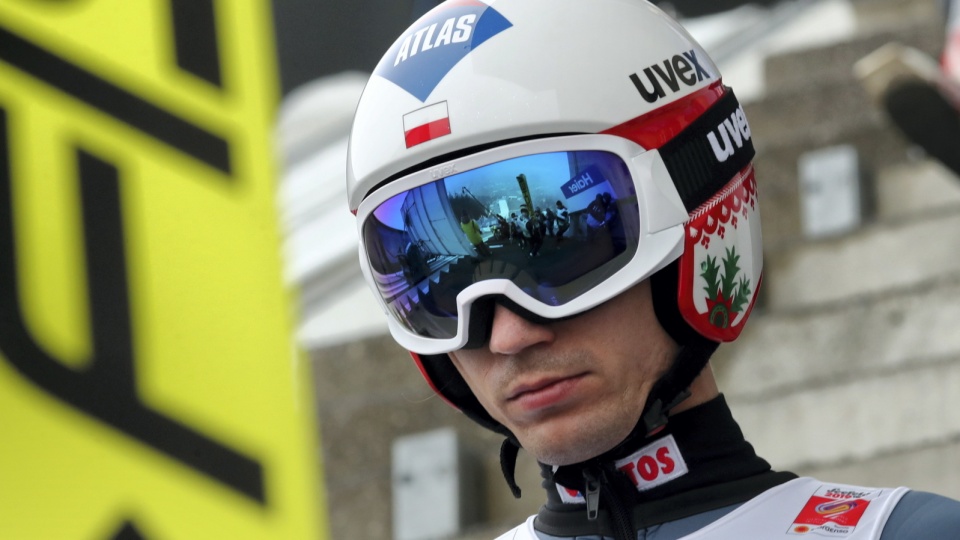 Na zdjęciu Kamil Stoch w oczekiwaniu na skok kwalifikacyjny w piątek w Innsbrucku. Fot. PAP/Grzegorz Momot