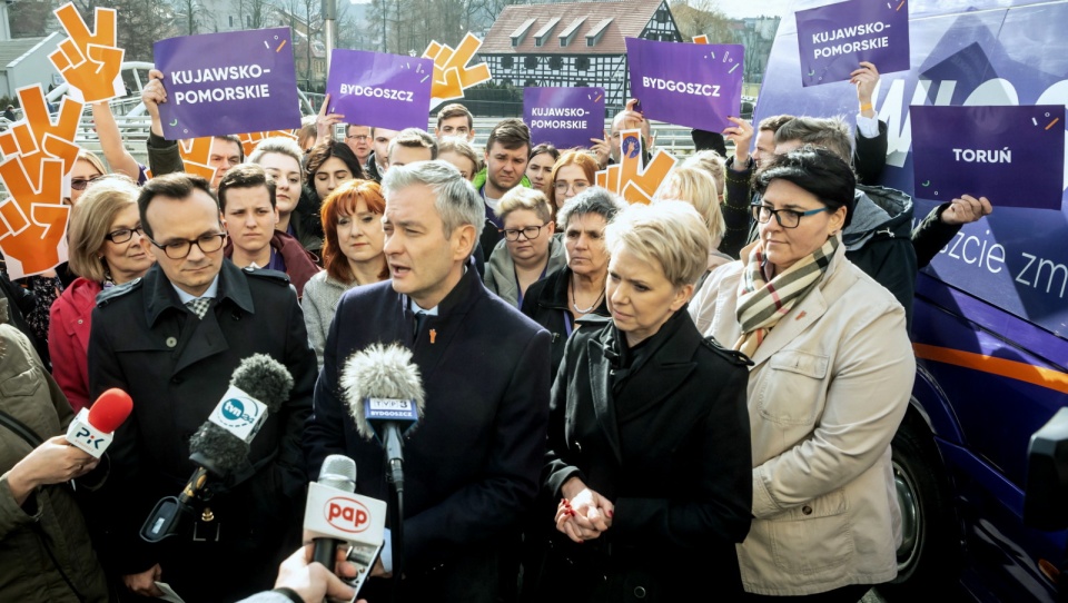 "Bydgoszcz każdego roku traci około tysiąca mieszkańców i nie jest to wyjątek" - stwierdził Robert Biedroń na spotkaniu z dziennikarzami przed gmachem Opery Nova w Bydgoszczy. Fot. PAP/Tytus Żmijewski