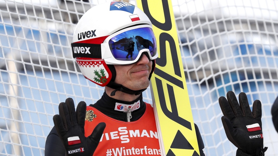 Kamil Stoch (na zdjęciu) po skokach swoich i kolegów z reprezentacji w drużynowym konkursie MŚ w Innsbrucku nie mógł być zadowolony. Fot. PAP/Grzegorz Momot