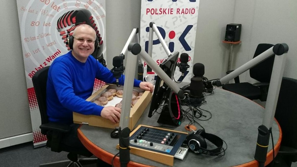 Redaktor Piotr Majewski rozdawał pączki podczas audycji "PiKtogramy"