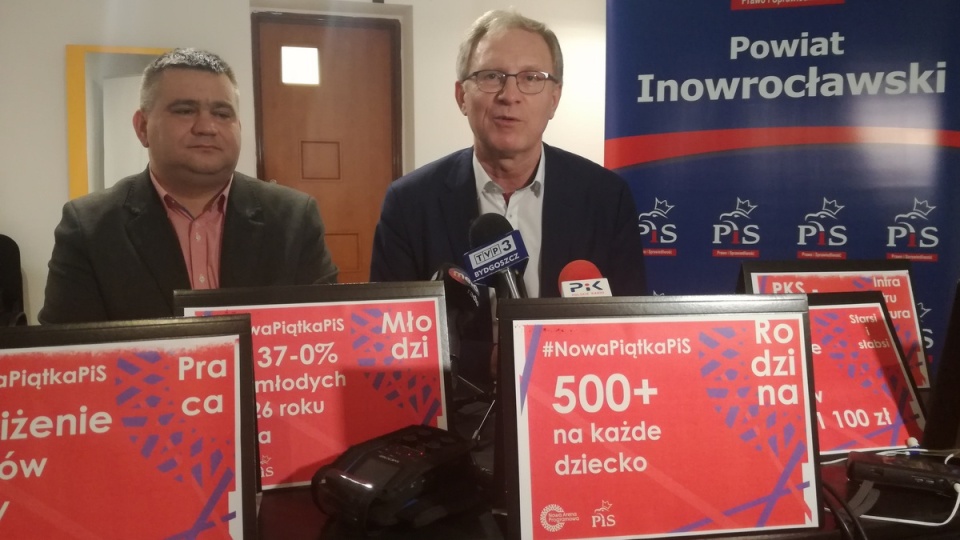 Podczas dzisiejszej konferencji prasowej w Inowrocławiu, poseł Tomasz Latos oceniał nowe propozycje swojej partii nazywane "Nową Piątką PiS". Są one - zdaniem parlamentarzysty - odpowiedzią na potrzeby zgłaszane przez Polaków/fot. Maciej Wilkowski