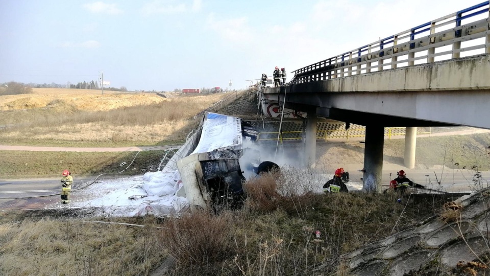 TIR runął na drogę wojewódzką i się zapalił. Fot. Policja