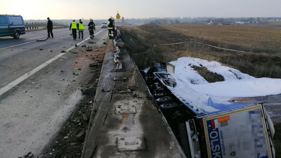 TIR runął na drogę wojewódzką i się zapalił. Fot. Policja