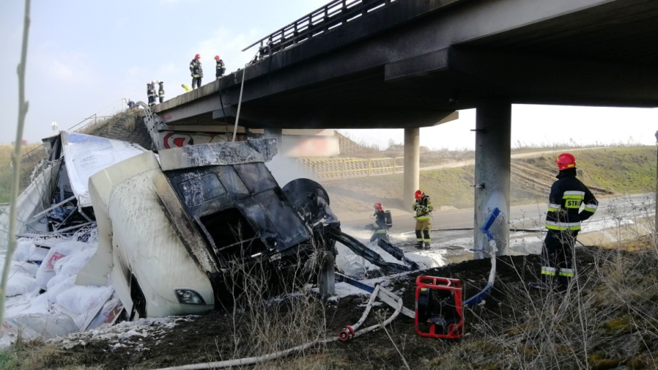 TIR runął na drogę wojewódzką i się zapalił. Fot. Policja