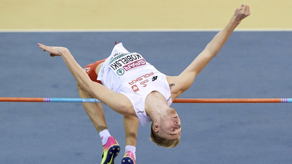 Na zdjęciu Norbert Kobielski z MKS-u Inowrocław podczas jednego ze swoich skoków w eliminacjach na lekkoatletycznych HME w Glasgow. Fot. PAP/Adam Warżawa