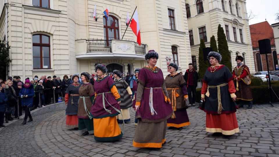 Z udziałem przedstawicieli samorządu świętowano przy pomniku władcy, który w 1346 nadał Bydgoszczy prawa miejskie. Fot. Bydgoszcz.pl