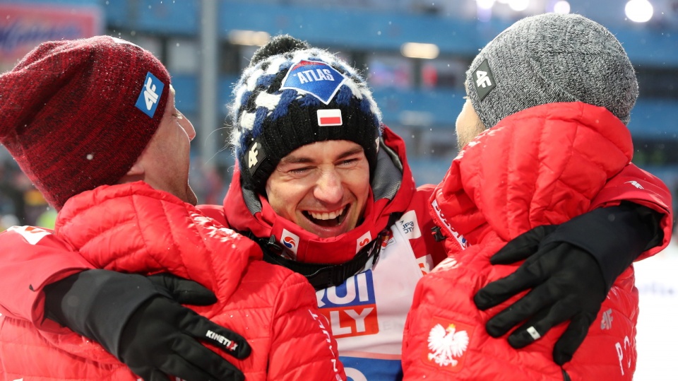 Na zdjęciu Kamil Stoch odbiera gratulacje za tytuł wicemistrzów świata na normalnej skoczni w Seefeld. Fot. PAP/Grzegorz Momot
