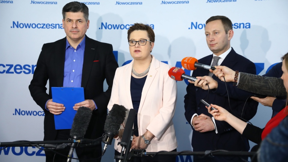 Politycy Nowoczesnej - przewodnicząca partii Katarzyna Lubnauer oraz Paweł Pudłowski (z lewej) i Paweł Rabiej (P) podczas konferencji prasowej po posiedzeniu Rady Krajowej Nowoczesnej. Fot. PAP/Rafał Guz