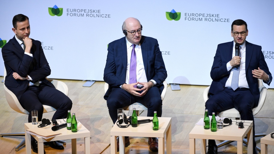 Od prawej: premier Mateusz Morawiecki, komisarz UE ds. Rolnictwa i Obszarów Wiejskich Phil Hogan i prezes PSL Władysław Kosiniak-Kamysz. Fot. PAP/Darek Delmanowicz