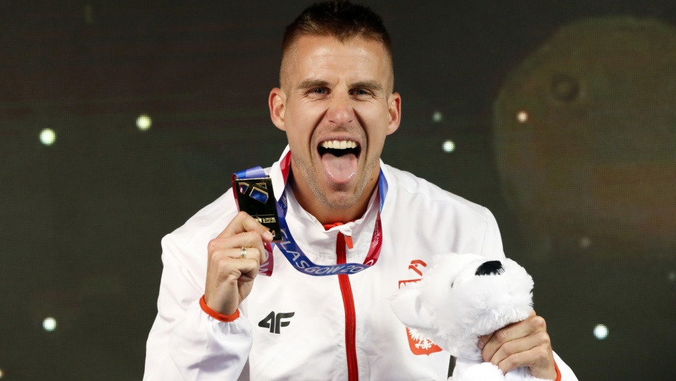 Marcin Lewandowski cieszy się ze złotego medalu, wywalczonego na lekkoatletycznych HME w Glasgow w biegu na 1500 metrów. Fot. PAP/EPA/VALDRIN XHEMAJ