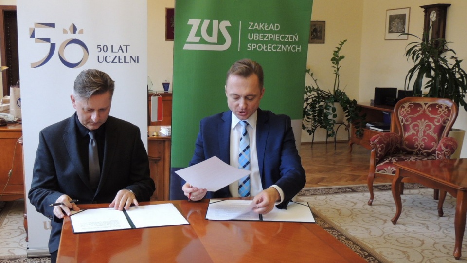 Od lewej: prof. Jacek Woźny, rektor UKW i członek zarządu ZUS Paweł Jaroszek/fot. Robert Erdmann