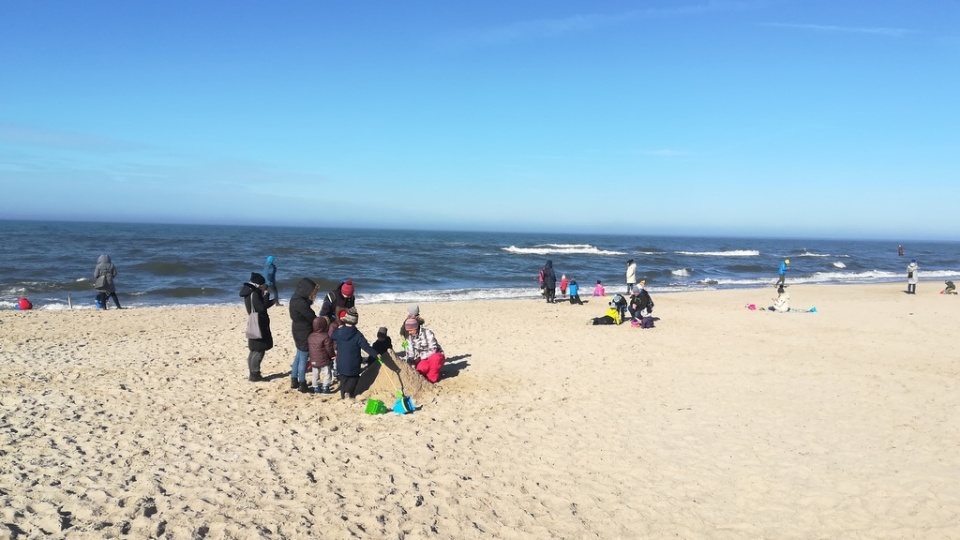 Dzieciom leczącym się w Dąbkach zimowa aura nie przeszkadza. Zamki budują takie same, jak podczas letniego plażowania nad morzem/fot. Magdalena Gill