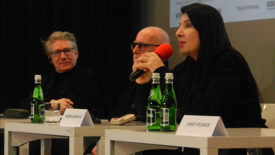 Od lewej: kurator programowy CSW Marek Żydowicz, dyrektor CSW w Toruniu Wacław Kuczma, Marina Abramović podczas konferencji prasowej w przeddzień wernisażu wystawy "Do czysta / The Cleaner". Fot. Iwona Muszytowska-Rzeszotek