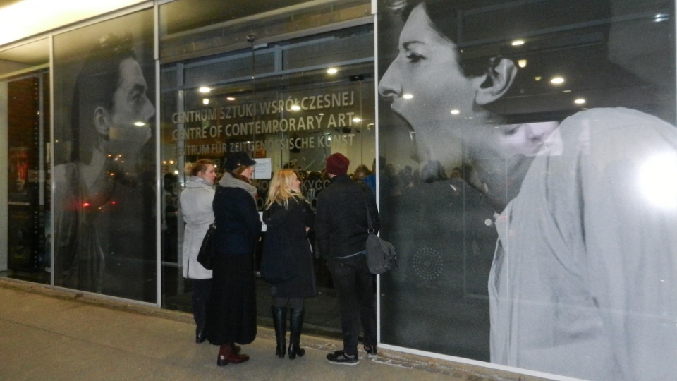 Protest pod Centrum Sztuki Współczesnej w Toruniu, podczas wernisażu wystawy Mariny Abramović/fot. Iwona Muszytowska-Rzeszotek