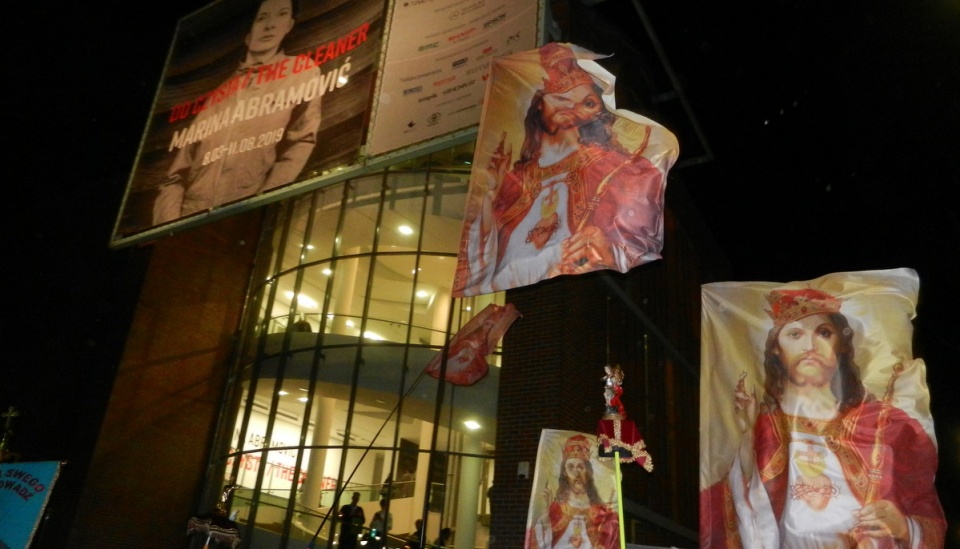 Protest pod Centrum Sztuki Współczesnej w Toruniu, podczas wernisażu wystawy Mariny Abramović/fot. Iwona Muszytowska-Rzeszotek