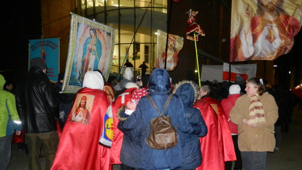 Protest pod Centrum Sztuki Współczesnej w Toruniu, podczas wernisażu wystawy Mariny Abramović/fot. Iwona Muszytowska-Rzeszotek