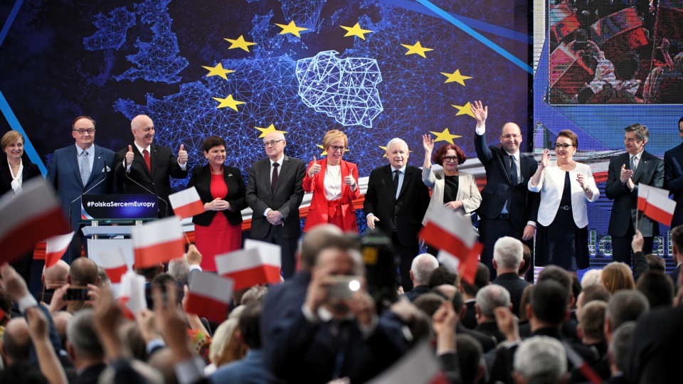 Prezes PiS Jarosław Kaczyński i "liderzy" z list wyborczych do Parlamentu Europejskiego podczas konwencji regionalnej w Jasionce. Fot. PAP/Darek Delmanowicz