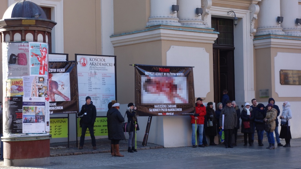 Pod Kościołem Akademickim zebrała się niewielka grupa przeciwników aborcji. Fot. Michał Zaręba