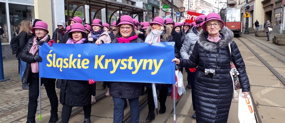 Wszystkie, czyli ponad 400, ubrały różowe kapelusze i szaliki. W uroczystej paradzie z orkiestrą przemaszerowały przez centrum miasta/fot. Kamila Zroślak