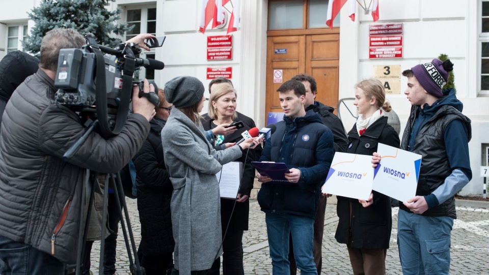 W całej Polsce przedstawiciele partii Wiosna złożyli dotąd około tysiąca wniosków z pytaniem o wynagrodzenia urzędników. Fot. Anna Łukaszewicz