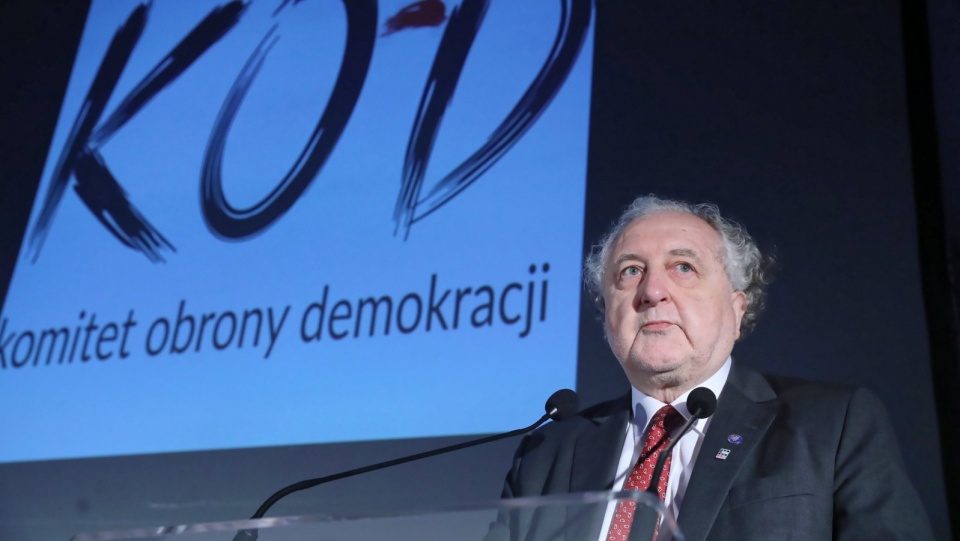 Były prezes TK Andrzej Rzepliński przemawia podczas konwencji Komitetu Obrony Demokracji z udziałem liderów Koalicji Europejskiej w sprawie wyborów do PE. Fot. PAP/Tomasz Gzell