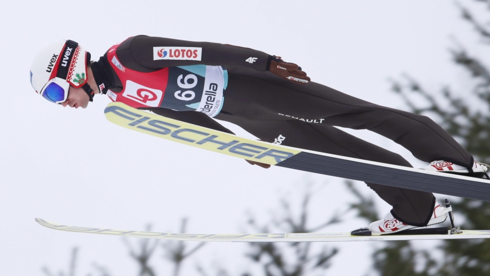 Niespodziewanie Kamil Stoch (na zdjęciu) był najsłabszym z Polaków w sobotnim drużynowym konkursie PŚ i Raw Air w Vikersund. Fot. PAP/EPA/TERJE BENDIKSBY