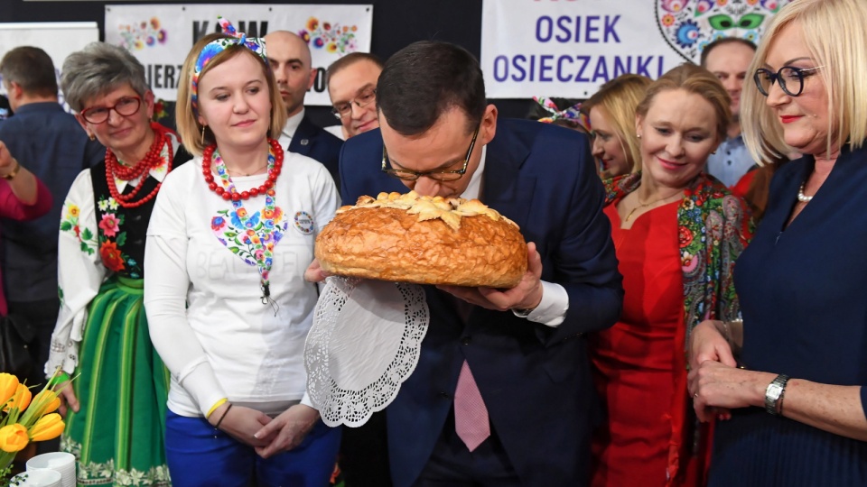 Premier Mateusz Morawiecki witany bochnem chleba przez kobiety z Kół Gospodyń Wiejskich podczas obchodów Ogólnopolskiego Dnia Sołtysa. Fot. PAP/Grzegorz Michałowski