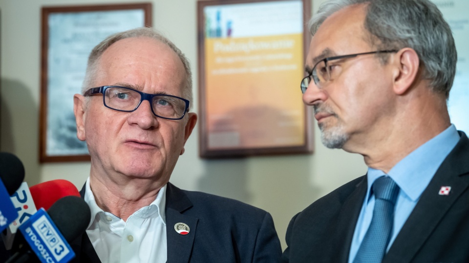 Poseł Krzysztof Czabański i minister Jerzy Kwieciński podczas konferencji prasowej ws. wykorzystania funduszy unijnych, 18 bm. w Toruniu