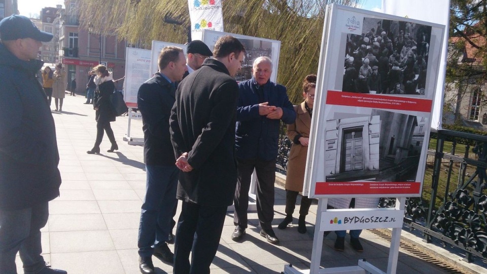 Na fotografiach zobaczymy m. in. rolników i działaczy bydgoskiej „Solidarności”, w tym Jana Rulewskiego i Andrzeja Gwiazdę, uczestników strajku w bydgoskiej siedzibie Zjednoczonego Stronnictwa Ludowego, zdjęcia z negocjacji z władzami, Lecha Wałęsę przemawiającego do tłumu z balkonu siedziby „Solidarności”/fot. Jolanta Fischer