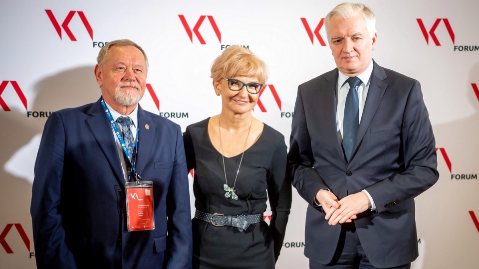 Od prawej: wicepremier, minister nauki i szkolnictwa wyższego Jarosław Gowin, posłanka Iwona Michałek i rektor UMK prof. Andrzej Tretyn podczas briefingu na UMK w Toruniu/fot. Tytus Żmijewski, PAP