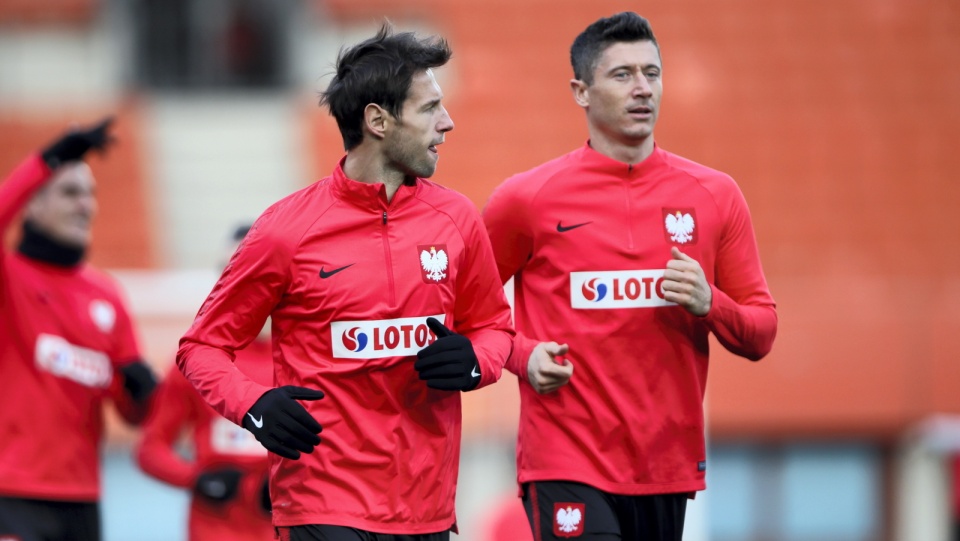 Na zdjęciu od lewej Grzegorz Krychowiak i Robert Lewandowski podczas środowego treningu na stadionie w Wiedniu. Fot. PAP/Leszek Szymański