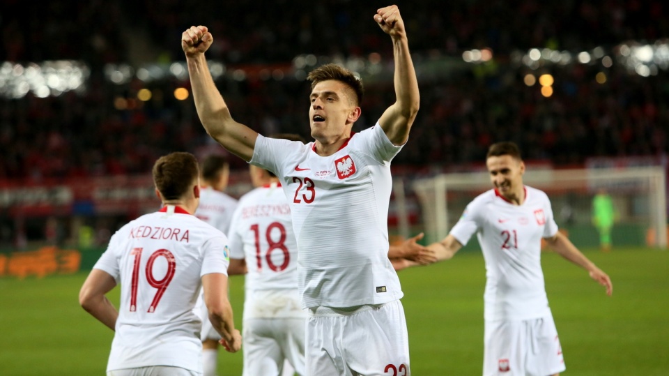 Na pierwszym planie zdjęcia Krzysztof Piątek cieszy się z bramki na 1:0 dla Polski w meczu z Austrią w el. ME 2020. Fot. PAP/Leszek Szymański
