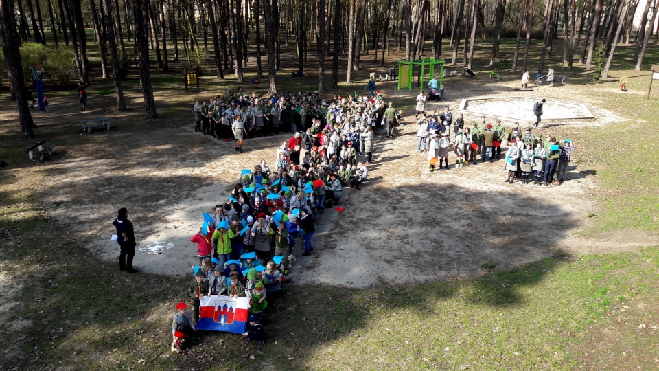 Harcerze utworzyli z siebie symboliczny 1 proc. w parku przy Modrzewiowej w Bydgoszczy. Fot. Tatiana Adonis