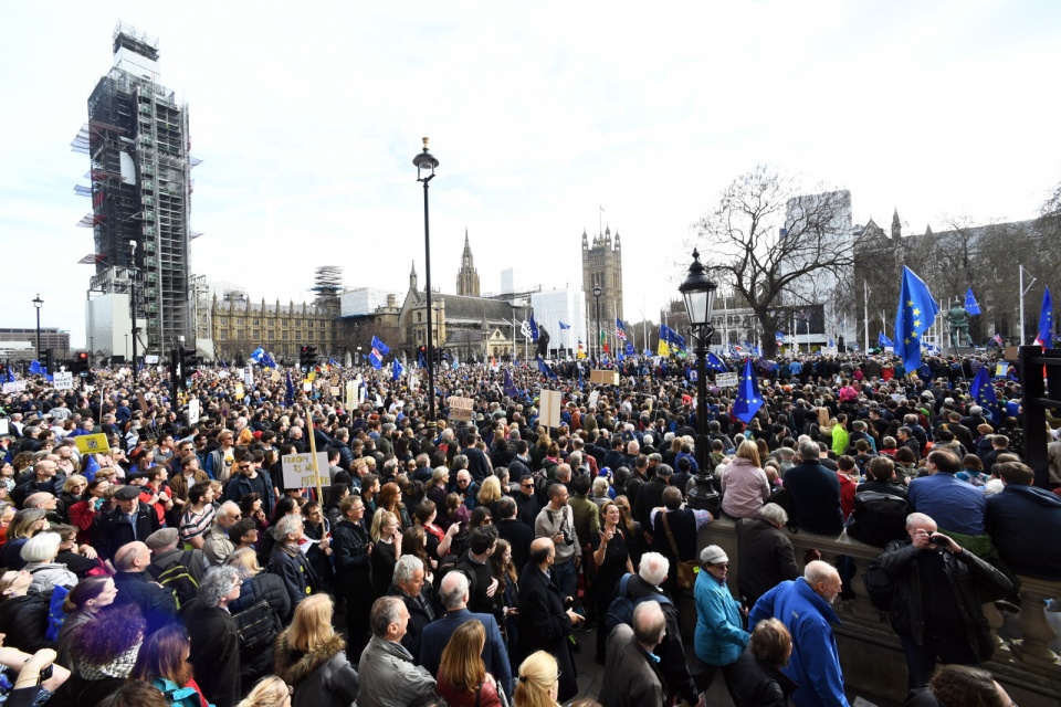 Uczestnicy marszu za drugim referendum w sprawie wyjścia Wielkiej Brytanii z UE. Fot. PAP/EPA