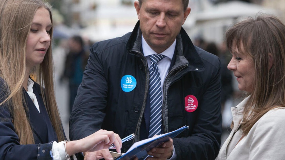 Ryszard Petru argumentuje, że na zakazie handlu w niedziele zyskały wielkie sieci i stacje benzynowe, a straciły m.in. małe polskie sklepy. Fot. uwolnijmyhandel.pl