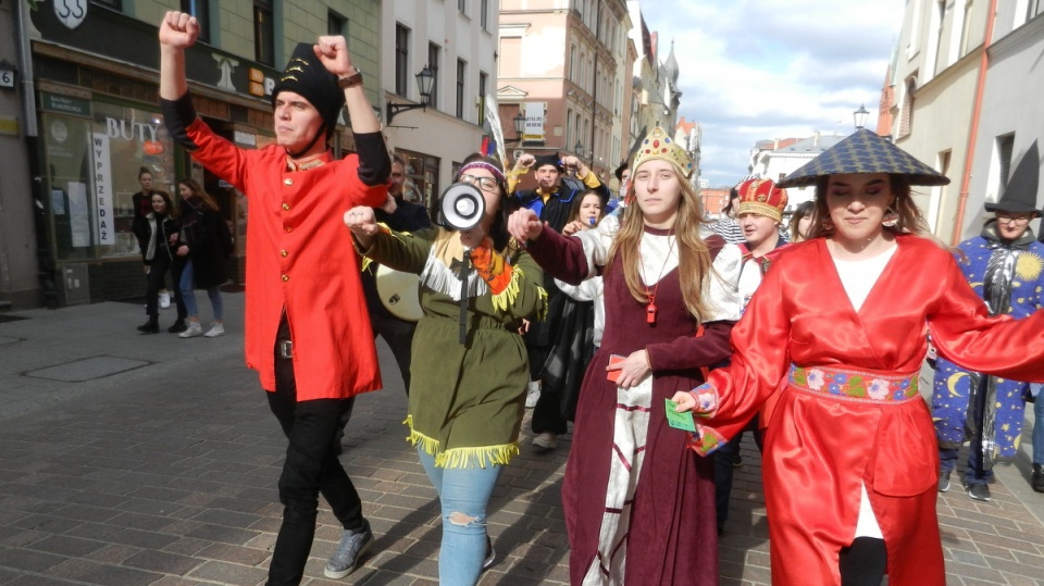 Parada na Dzień Teatru na ulicach Torunia/fot. Iwona Muszytowska-Rzeszotek