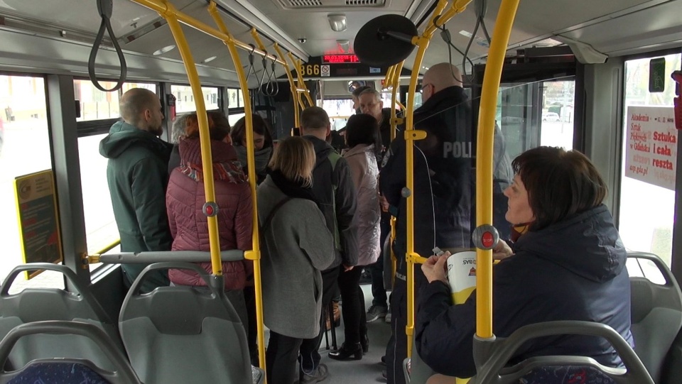 Konferencja zorganizowana została w oklejonym autobusie. Fot. Janusz Wiertel