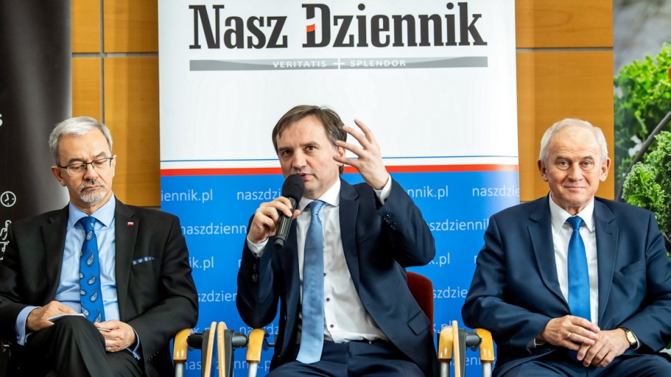 Minister sprawiedliwości, prokurator generalny Zbigniew Ziobro (w środku), minister energii Krzysztof Tchórzewski (z prawej) oraz minister inwestycji i rozwoju Jerzy Kwieciński podczas sympozjum naukowego "Przedsiębiorstwa w Polsce. Teraźniejszość i przyszłość", zorganizowanego w Wyższej Szkole Kultury Społecznej i Medialnej w Toruniu/fot. Tytus Żmijewski, PAP