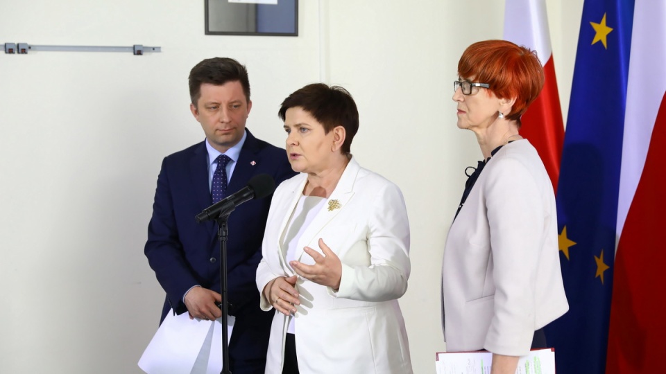 Wicepremier Beata Szydło, szef KPRM Michał Dworczyk i minister rodziny, pracy i polityki społecznej Elżbieta Rafalska podczas konferencji prasowej w Centrum Partnerstwa Społecznego „Dialog” w Warszawie/fot. Rafał Guz, PAP