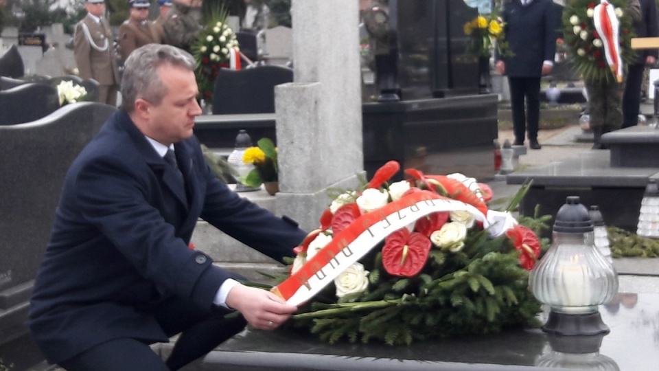 Wojewoda składa kwiaty na grobie Aleksandra Fedorowicza/fot. Elżbieta Rupniewska