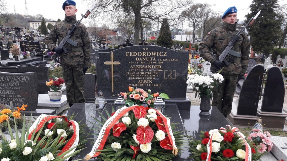 Wojewoda składa kwiaty na grobie Aleksandra Fedorowicza/fot. Elżbieta Rupniewska