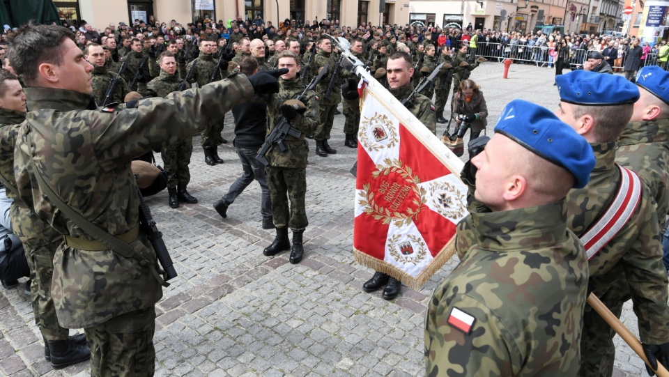 Przysięga żołnierzy 8. Kujawsko-Pomorskiej Brygady OT na Rynku Nowomiejskim w Toruniu. Fot. PAP/Tytus Żmijewski