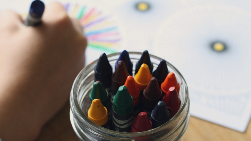 Praca powinna mieć format A4 i być rysunkiem konturowym w formie kolorowanki/fot. Pixabay