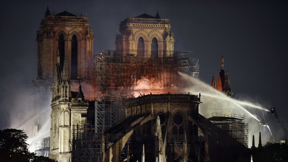 Pożar, który wybuchł w słynnej paryskiej katedrze Notre Dame udało się w poniedziałek do północy opanować na tyle, że strażacy podali, iż struktura budowli i fasada zachodnia zostały ocalone. Fot. PAP/EPA