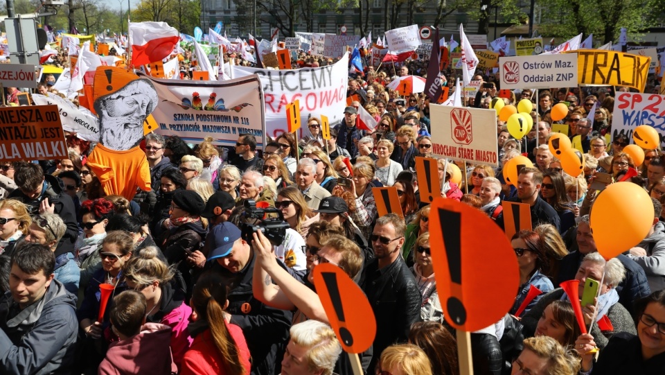 Ogólnopolska manifestacja nauczycieli pod siedzibą Ministerstwa Edukacji Narodowej. Fot. PAP/Rafał Guz