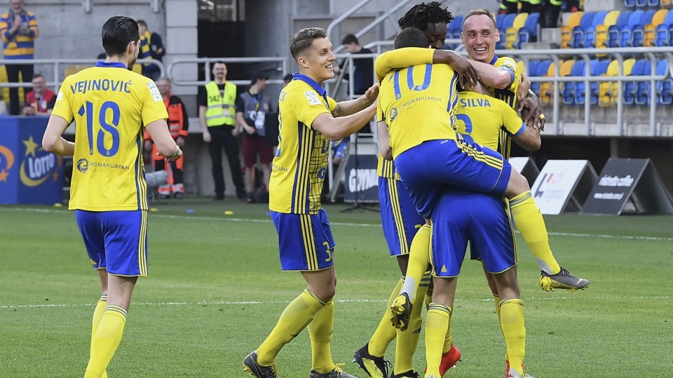 Radość piłkarzy Arki Gdynia po strzelonej bramce w meczu z Miedzią Legnica w 32. kolejce ekstraklasy piłkarskiej 2018/2019. Fot. PAP/Adam Warżawa